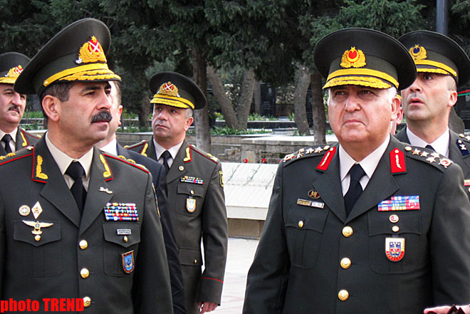 Turkish Gendarmerie Commander visits Alley of Honor and Martyrs in Baku (PHOTO)