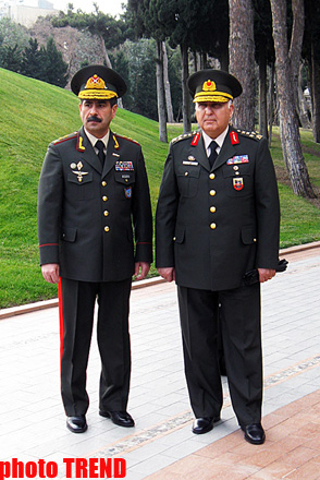 Turkish Gendarmerie Commander visits Alley of Honor and Martyrs in Baku (PHOTO)