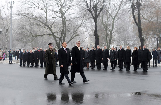 Azerbaijani President visits Freedom Monument in Riga (PHOTO)