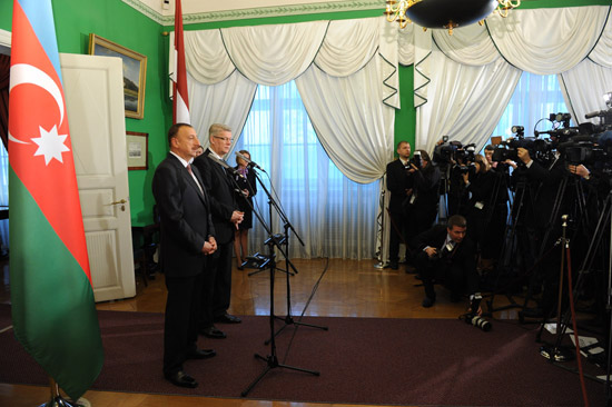 Существуют большие перспективы политического, экономического и культурного сотрудничества между Азербайджаном и Латвией – Президент Ильхам Алиев (версия 2) (ФОТО)