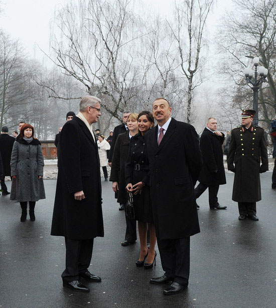 Azerbaijani President visits Freedom Monument in Riga (PHOTO)