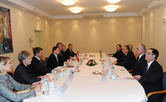Ильхам Алиев встретился с премьер-министром Латвии (ФОТО)