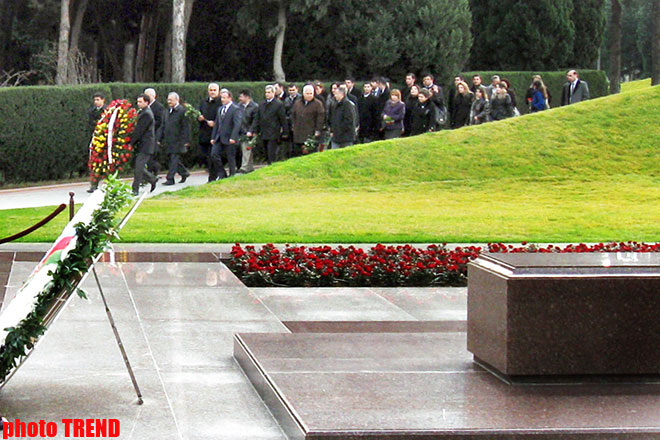 Коллектив газеты "Səs" посетил могилу Общенационального лидера Гейдара Алиева (ФОТО)
