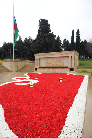 Azerbaijan`s President Ilham Aliyev pays tribute to martyrs of January 20 (UPDATE) (PHOTO)