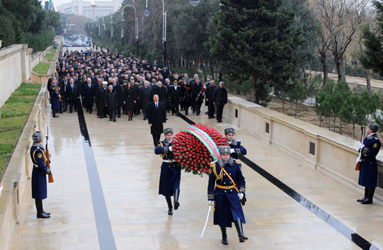 Президент Азербайджана Ильхам Алиев почтил светлую память шехидов (версия 2) (ФОТО)