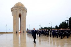 Президент Азербайджана Ильхам Алиев почтил светлую память шехидов (версия 2) (ФОТО)