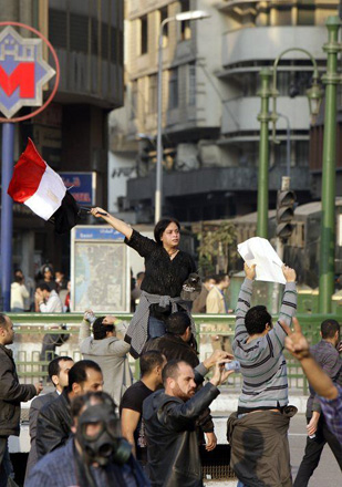 Dozens of tanks enter Cairo's Tahrir Square, welcomed by protestors