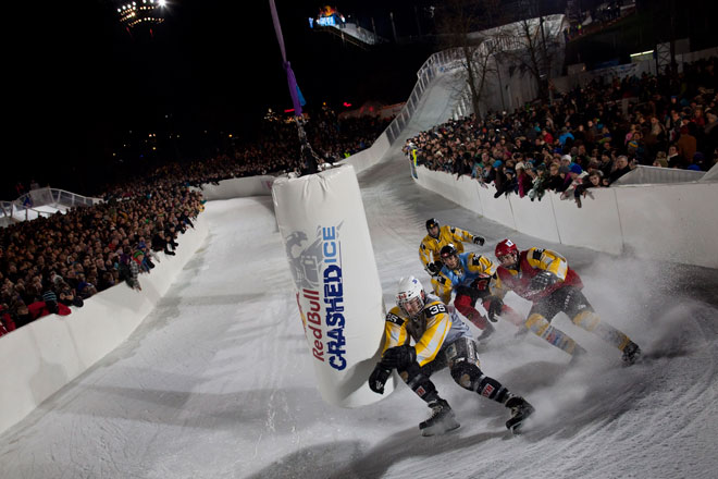 Гонки Red Bull Crashed Ice - канадец побеждает в ледовом родео (фотосессия)