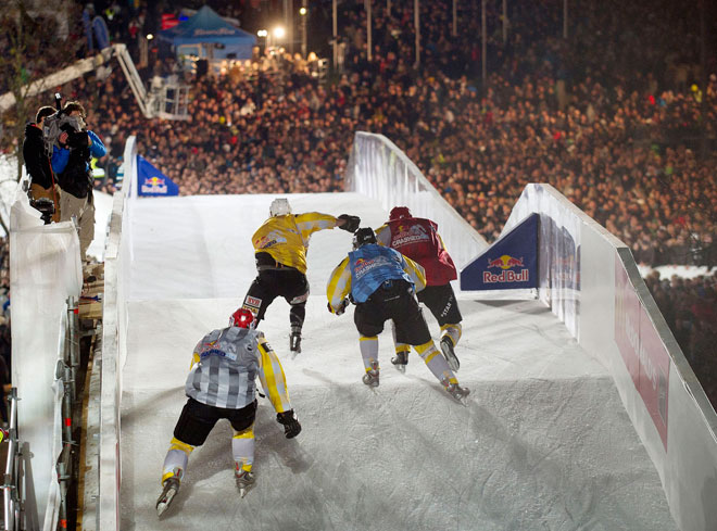 Гонки Red Bull Crashed Ice - канадец побеждает в ледовом родео (фотосессия)