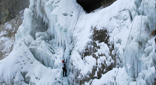 Грузинские спасатели нашли тела двух альпинистов, попавших в снежную лавину