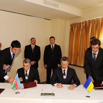 Azerbaijan, Ukraine sign agreement on oil and gas deliveries (PHOTO)