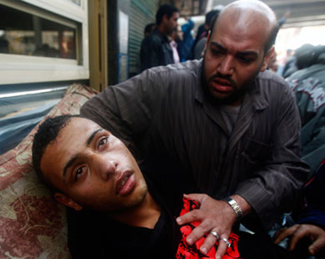 Сторонники Мубарака обстреляли демонстрантов в Каире, семь человек ранены