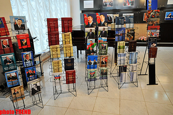 Президентская библиотека Управделами Президента Азербайджана передала книги Российскому культурному центру (версия 2) (ФОТО)