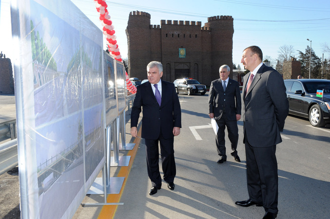President Ilham Aliyev familiarizes with Yevlakh-Ganja road`s construction (PHOTO)