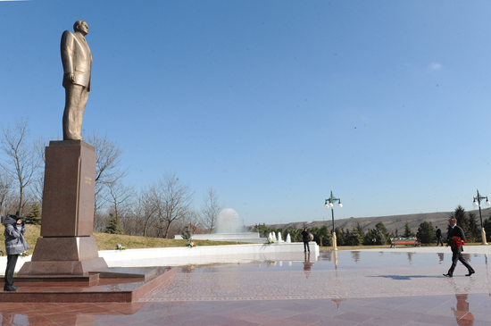Prezident İlham Əliyev Tovuzda ümummilli lider Heydər Əliyevin abidəsini ziyarət edib (FOTO)