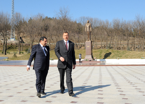 Prezident İlham Əliyev Tovuzda ümummilli lider Heydər Əliyevin abidəsini ziyarət edib (FOTO)