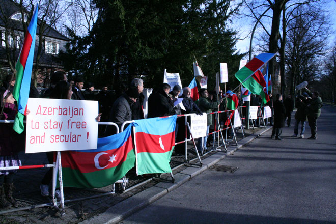 Перед посольством Ирана в Германии прошла акция протеста азербайджанцев (версия 2)(ФОТО)