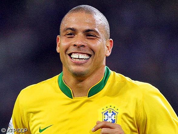 Бразильский футболист Роналдо объявил о завершении карьеры