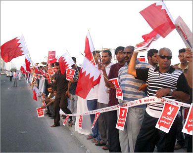 Демонстранты в Бахрейне блокировали здание парламента и пикетируют государственное ТВ