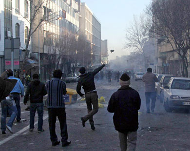 Tehran polisi müxalifətçilərin etiraz aksiyasının qarşısını alıb