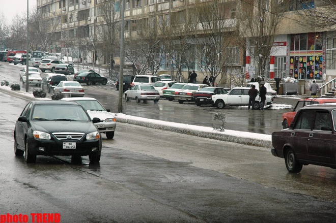 Аномальные погодные условия привели к пробкам на некоторых улицах Баку
