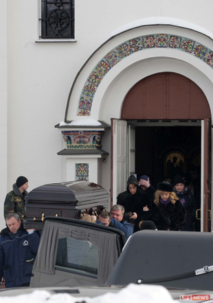 Алла Пугачева похоронила брата