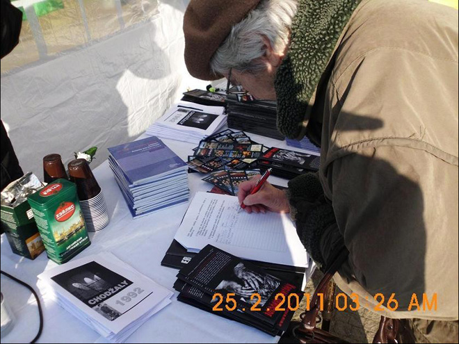 Çexiyada yüzlərlə insan Ermənistanın təcavüzkar olması ilə bağlı bəyannamə imzalayıb (FOTO)
