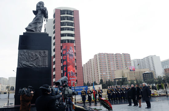 Президент Азербайджана посетил памятник жертвам Ходжалинской трагедии (версия 2) (ФОТО)