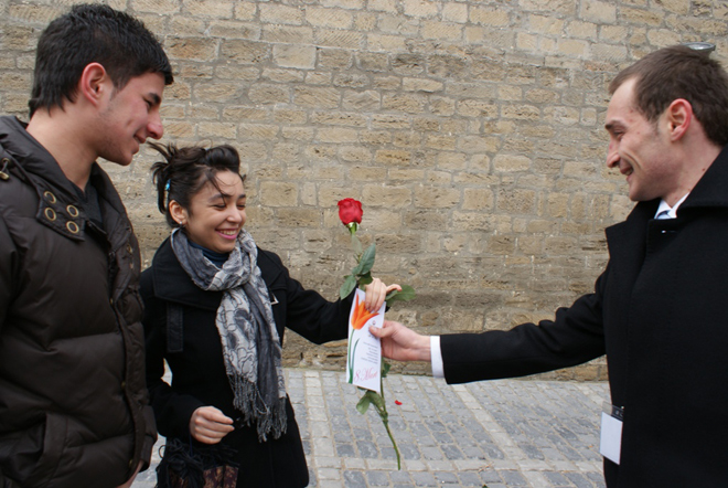 В Древней части Баку женщинам будут преподнесены дружеские шаржи и розы