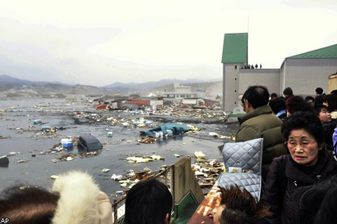Число жертв землетрясения и цунами в Японии превысило 12,4 тысячи человек