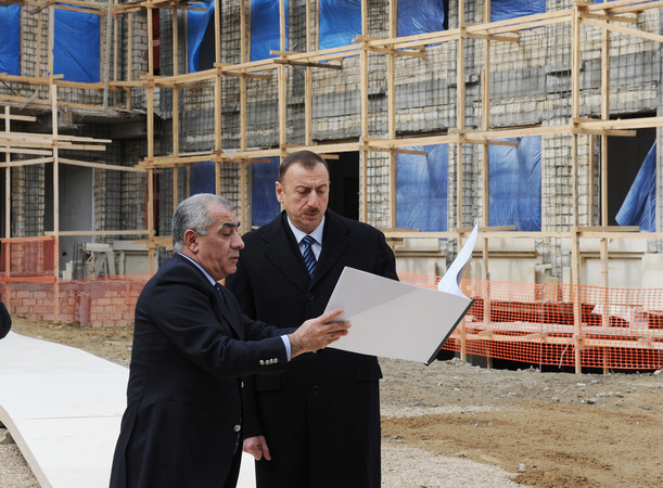 Azerbaijani President inspects construction in new building of school in Sabail district (PHOTO)