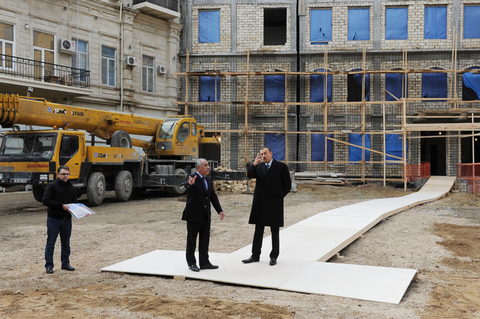 Azerbaijani President inspects construction in new building of school in Sabail district (PHOTO)