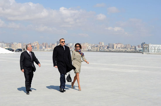 Президент Азербайджана Ильхам Алиев и его супруга Мехрибан Алиева ознакомились с работами по благоустройству вокруг площади Государственного флага (ФОТО)