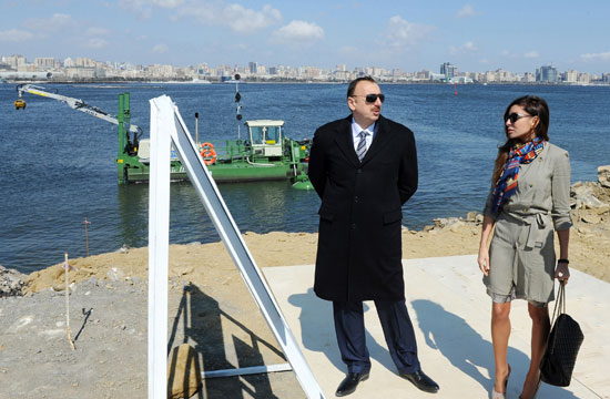 Президент Азербайджана Ильхам Алиев и его супруга Мехрибан Алиева ознакомились с работами по благоустройству вокруг площади Государственного флага (ФОТО)