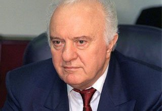 Экс-президент Грузии проголосовал дома