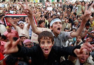 Участники акции протеста штурмуют посольство США в столице Йемена