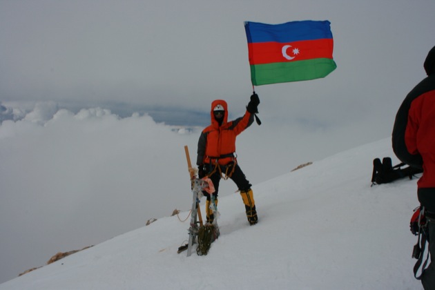 Экспедиция с участием альпиниста из Азербайджана приближается к подножию вершины Канченджанга