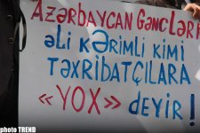 Azərbaycanlı gənclər Əli Kərimlinin mənzilinin qarşısında etiraz aksiyası keçiriblər (FOTO)