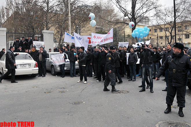 Əli Kərimlinin evi qarşısında keçirilən aksiya YAP Gənclər Birliyi tərəfindən təşkil olunub