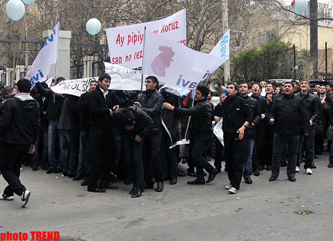 Azərbaycan gəncləri AXCP sədrinin yaşadığı binanın qarşısında etiraz aksiyası keçirib (FOTO)