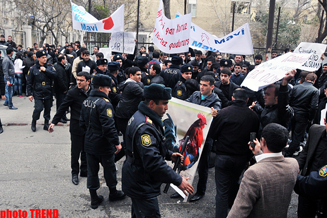 Azərbaycan gəncləri AXCP sədrinin yaşadığı binanın qarşısında etiraz aksiyası keçirib (FOTO)
