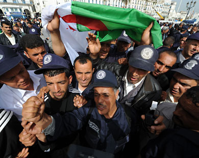 Власти Алжира арестовали 17 человек по подозрению в организации демонстраций