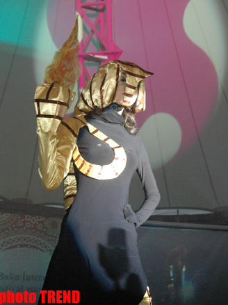 Международный фестиваль моды в Баку - на сцене и за кулисами: первобытное время, амазонки, сакура (фотосессия)