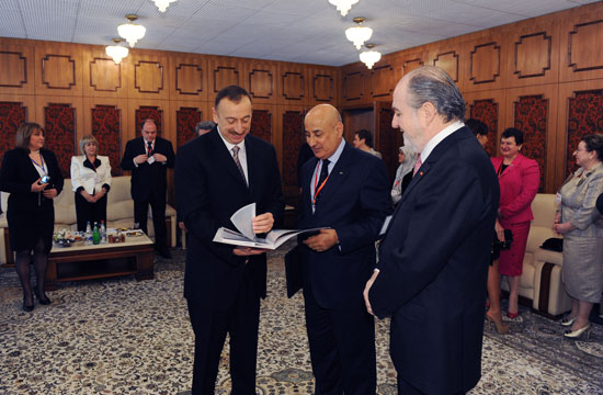 Президент Азербайджана встретился с участниками Всемирного форума по межкультурному диалогу (ФОТО)