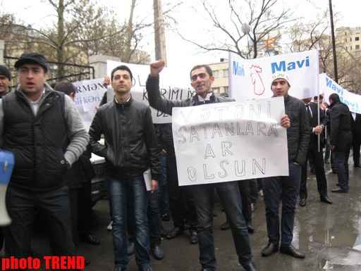 Azerbaijani young people picket in front of PFPA chairman Ali Karimli's home (PHOTO)
