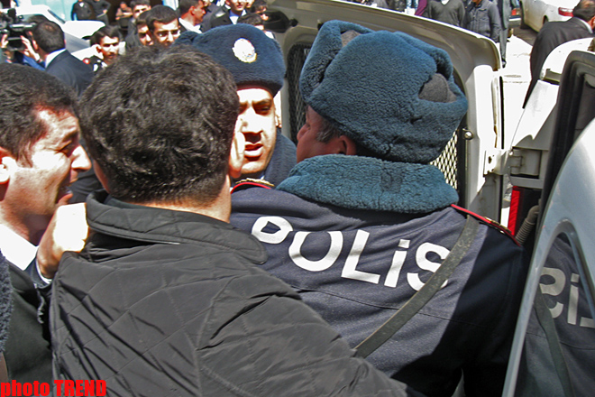 Azərbaycanın məcburi köçkünləri Müsavat Partiyasının qərargahı qarşısında piket keçiriblər (FOTO)
