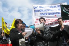 Azərbaycanın məcburi köçkünləri Müsavat Partiyasının qərargahı qarşısında piket keçiriblər (FOTO)