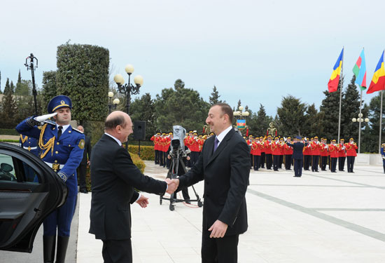 Official welcoming ceremony held for Romanian President in Baku (PHOTO)