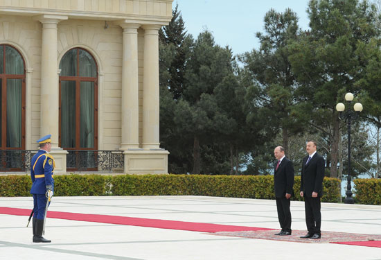 Azərbaycanda səfərdə olan Rumıniya Prezidentinin rəsmi qarşılanma mərasimi olub (FOTO)