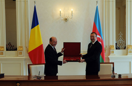 В Баку состоялась церемония награждения президентов Азербайджана и Румынии высшими орденами (версия 3) (ФОТО)